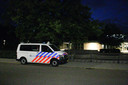 De politie in actie in Paasbos in Nijkerk in de zomer van 2020. Meldingen over overlastgevende jeugd zouden de aanleiding zijn geweest voor de zoekacties rondom een basisschool in de wijk.