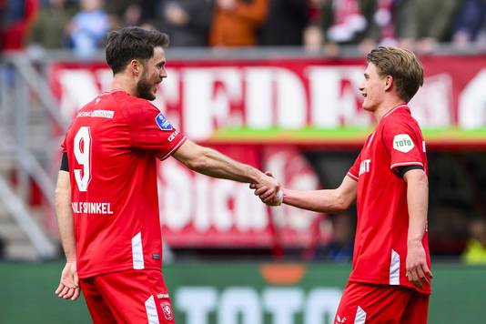 Ricky van Wolfswinkel en Sem Steijn vieren een doelpunt voor FC Twente.  De aanvaller scoorde niet.