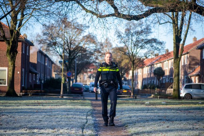 Nieuwe wijkagent Tim van Kammen wil er als politieman vooral echt zijn voor de bewoners van Almelo en Bornerbroek.
