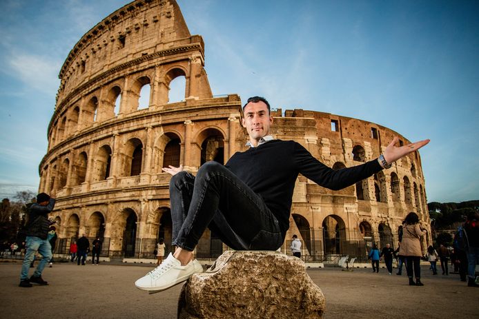 Silvio Proto, een jaar geleden voor het Colosseum in Rome, nadat hij een interview had met deze krant.