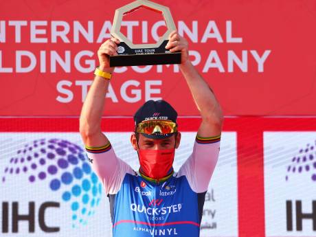 Mark Cavendish verslaat Jasper Philipsen in de sprint in Abu Dhabi