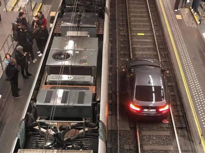BMW-bestuurder vergist zich en rijdt via het spoor Brussels tramstation binnen