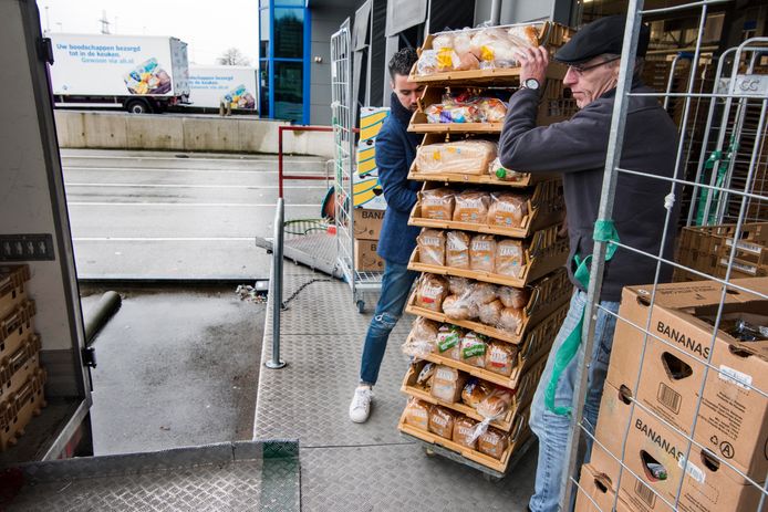 Utrecht - Vrijwilligers van de voedselbank laden goederen bij het distributiecentrum van AH aan de Strijkviertel (Foto Marnix Schmidt)