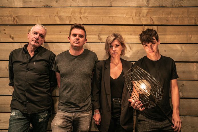 Bob Savenberg met Bram Van den Berghe, Manu Huylebroeck en Vanessa Salamon. Samen toeren ze rond met de nieuwe show 'Swentibold'.