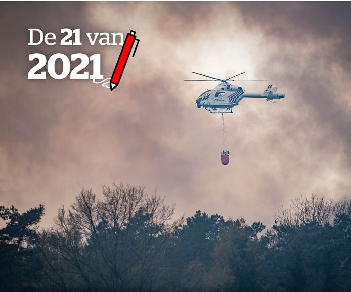 Een helikopter met waterzak gaat de vlammen te lijf.