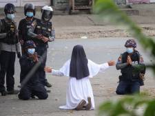 Des religieuses s’interposent entre les soldats et les manifestants pour éviter le massacre