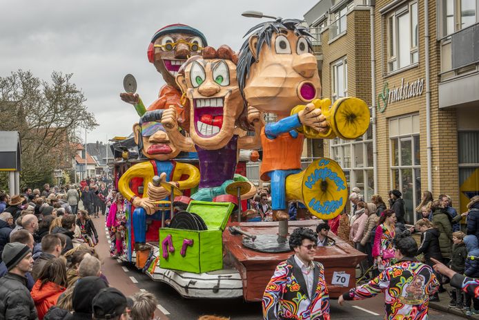 De carnavalsoptocht in Holten in 2020 voor de lockdown een paar weken later.