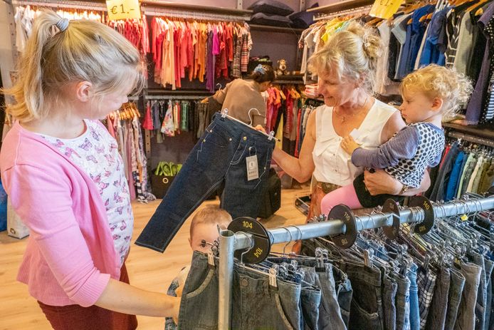 Actie winkelketen Bomont Help de Sint aan kleding voor een ander