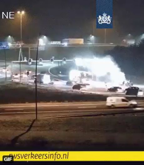 Autobrand op knooppunt Leenderheide, verbindingsweg van A2 naar A67 tijdelijk dicht