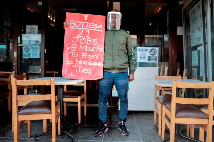 Een restauranthouder in Johannesburg protesteert tegen de strenge coronamaatregelen van de Zuid-Afrikaanse overheid.
