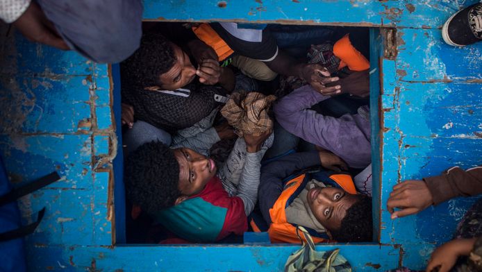 Eritrese vluchtelingen samengepakt in het ruim van een boot.