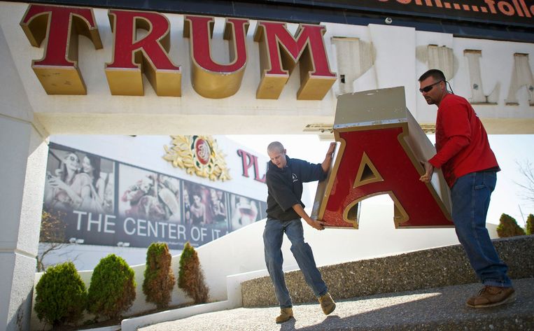 Het Trump Plaza in Atlantic City (New Jersey), waarin in de jaren negentig enkele casino’s van Donald Trump waren gevestigd die in financiële problemen kwamen. Beeld REUTERS