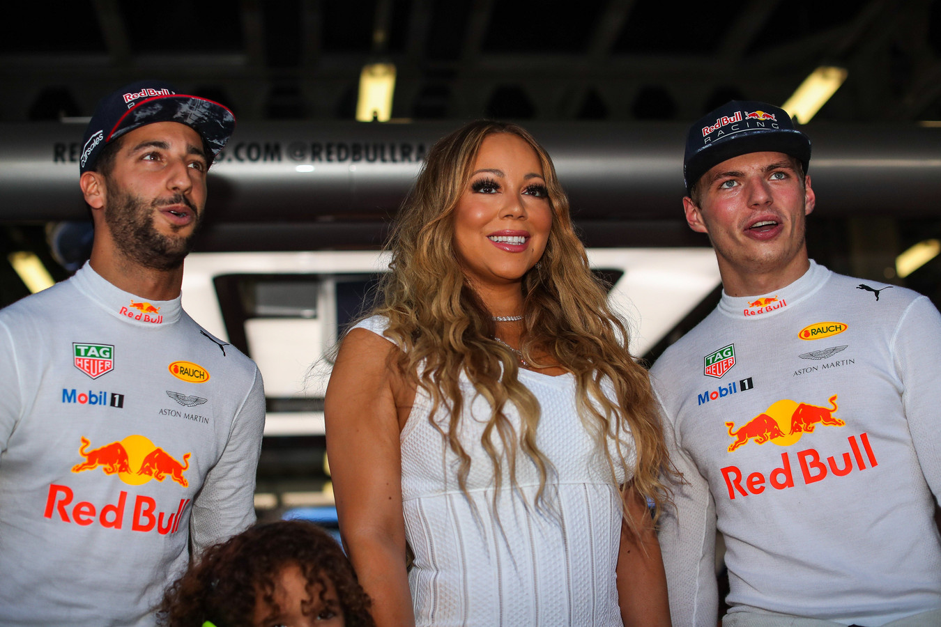 Daniel Ricciardo (links) en Max Verstappen (rechts) ontmoeten Mariah Carey.
