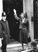 Thatcher met de tas toen zij haar Londense ambtswoning op Downing Street 10 binnenstapte, in mei 1984.