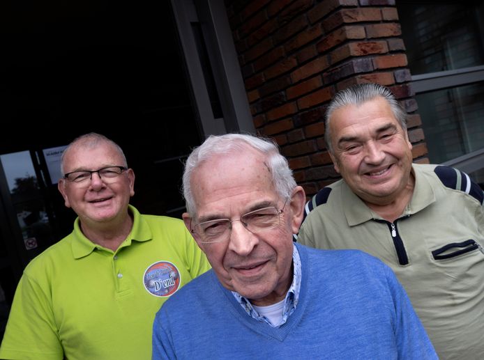 Bij de ‘jubilerende’ carnavalsvereniging De Plattevonder in Someren-Eind houden ze van een opgelucht gemoed, zeggen vlnr. René Michiels,  Jan van Eijk en Jan Bruijstens