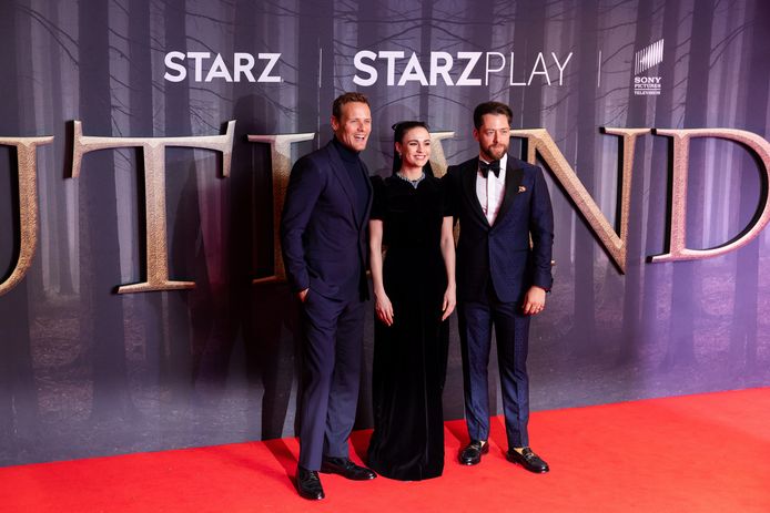 Cast members Sam Heughan (L) Sophie Skelton (M) en  Richard Rankin (R)