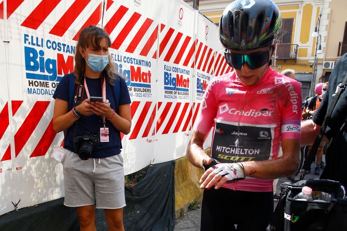 Annemiek van Vleuten brak haar pols in de zevende rit van de Giro Rosa.