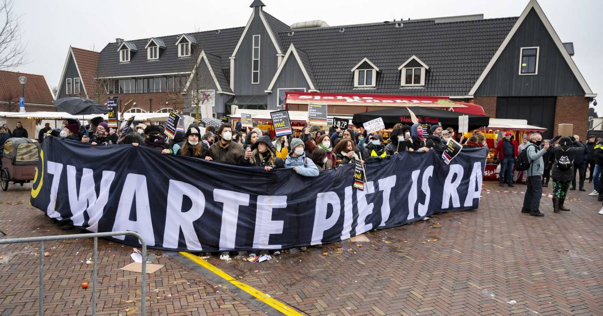 Demonstratie Kick Out Zwarte Piet in Volendam bekogeld met eieren en oliebollen Binnenland | gelderlander.nl