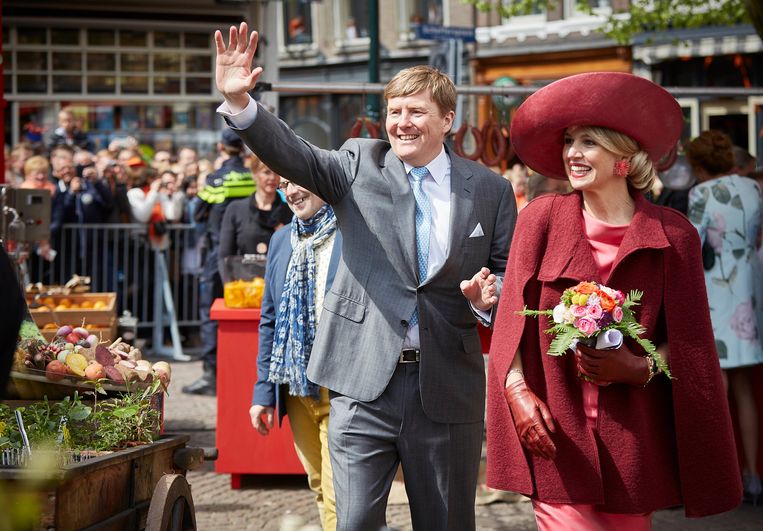 Koning Willem-Alexander en koningin Maxima begroeten het publiek op de route naar het Statenplein tijdens Koningsdag in Dordrecht.  Beeld ANP