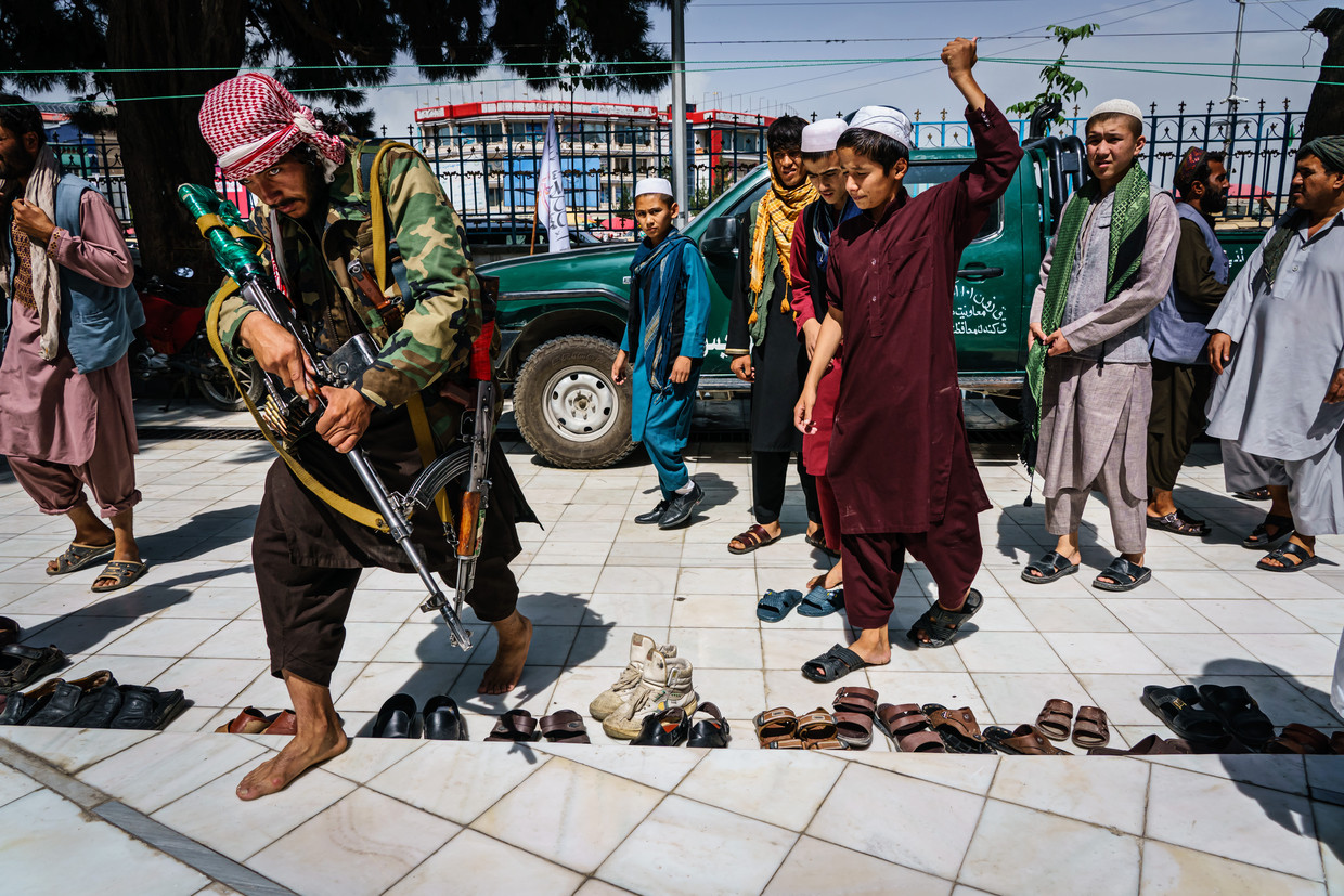 Een Talibanstrijder arriveert voor het vrijdaggebed bij een moskee in Kabul.  Beeld Los Angeles Times via Getty Imag