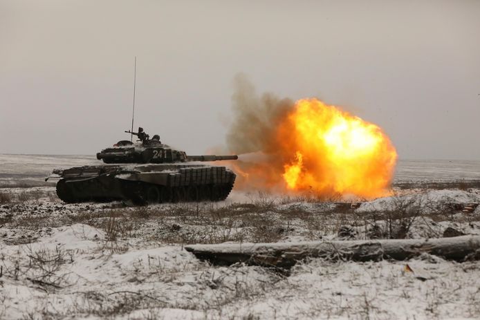 Een Russische tank tijdens een militaire oefening in de buurt van Rostov, in het zuiden van Rusland nabij de grens met Oekraïne. De Russen zouden een grote troepenmacht aan het opbouwen zijn in het grensgebied.