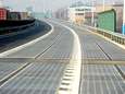 Mijlpaal: deze snelweg laadt auto's op via zonne-energie