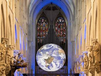 Sint-Romboutskathedraal verwelkomt indrukwekkende wereldbol