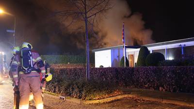 Twee auto's uitgebrand in garage Nuland, vuur slaat niet over naar naastgelegen woning