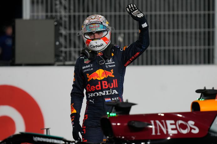 Max Verstappen bedankt de fans na afloop van de kwalificatie.