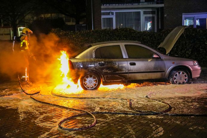Een auto in Apeldoorn-Zuid is vannacht volledig uitgebrand.
