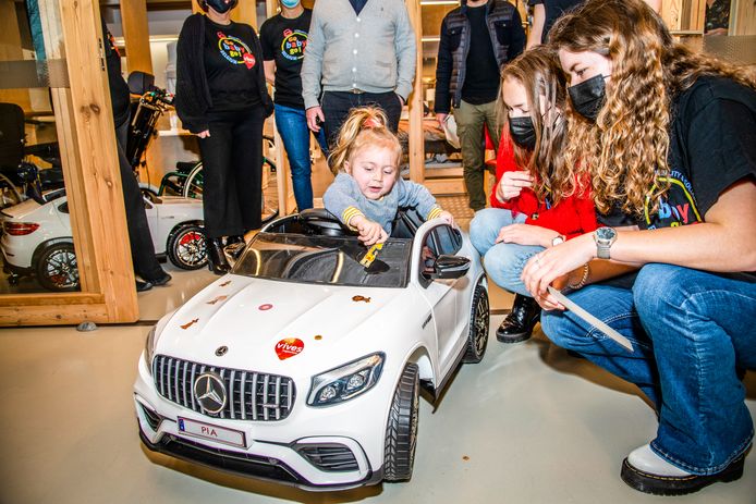 Pia krijgt haar eigen auto in Brugge en wat is ze er blij mee!