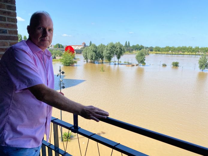 Gé Gijsen kijkt normaal gesproken uit op de jachthaven en een park, maar nu staat het water van de Maas tot aan zijn voordeur.