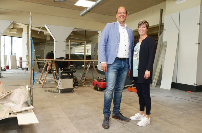 Elbert en Annemarie van den Doel in de supermarkt tijdens de verbouwing.