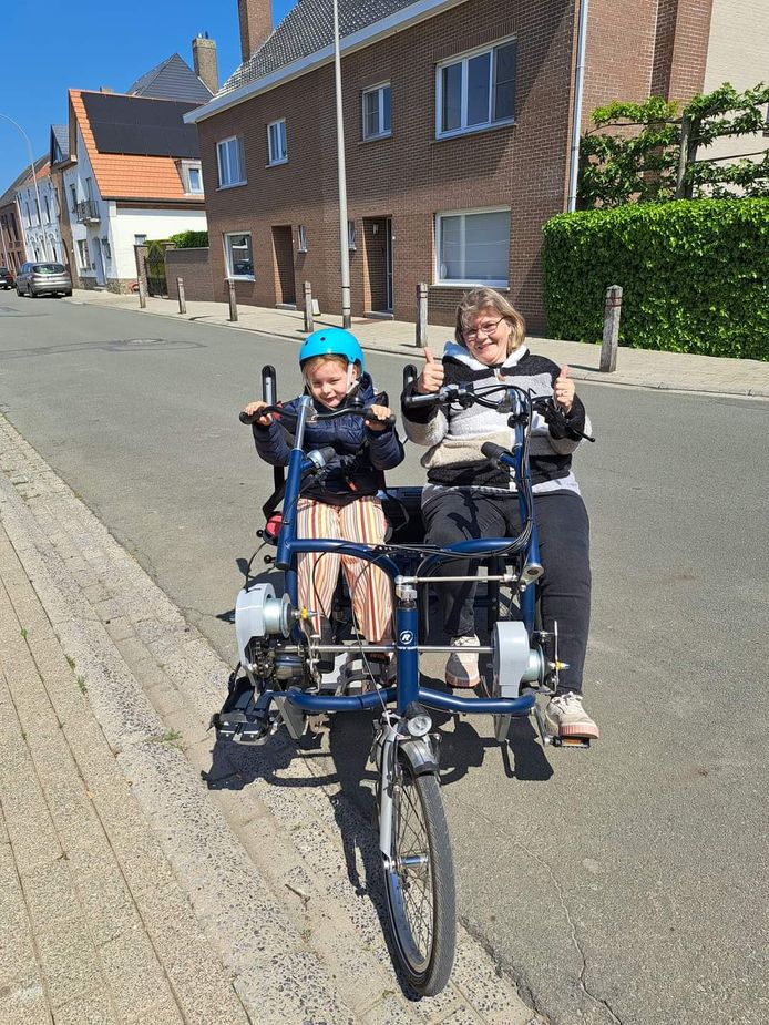 Lotte (10) was dolgelukkig toen ze samen met oma Annemie een aangepaste fiets mocht uitproberen. Maar zo'n duozitter kost wel 12.000 euro.