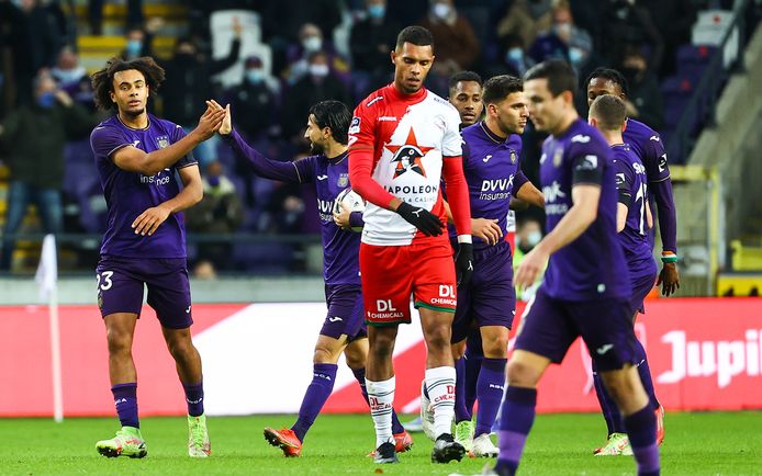 Joshua Zirkzee heeft gelijkgemaakt, twee minuten na de openingsgoal van Zinho Gano (midden)