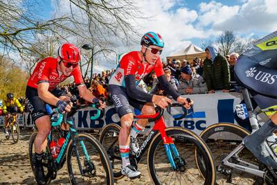 Mogelijk geen Ronde en Roubaix voor De Lie na nieuwe offday in Gent-Wevelgem: “Deze jongen moet ‘resetten’”
