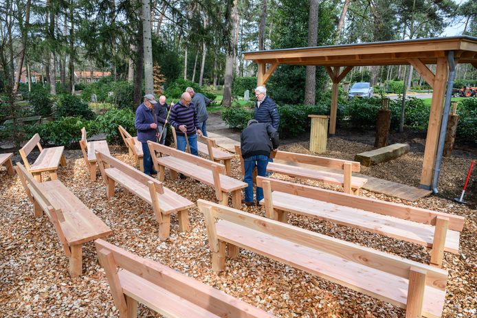 Vrijwilligers leggen de laatste hand aan de Boskapel, de nieuwe aanwinst op de protestantse begraafplaats.