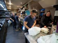 Gebroeders Iyi uit Kampen pakken met kerstdiners voor minima extra uit: ‘Vooral voor kinderen’