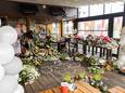 De bloemenzee voor Jimmy Schepers bij het restaurant van zijn ouders.