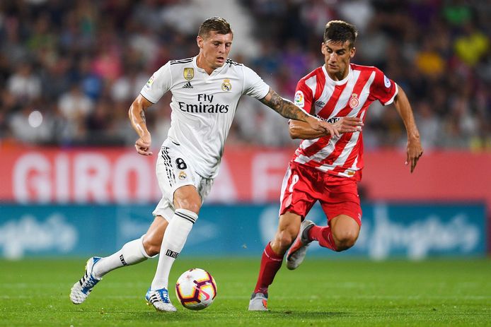 Toni Kroos in duel met Pere Pons van Girona.