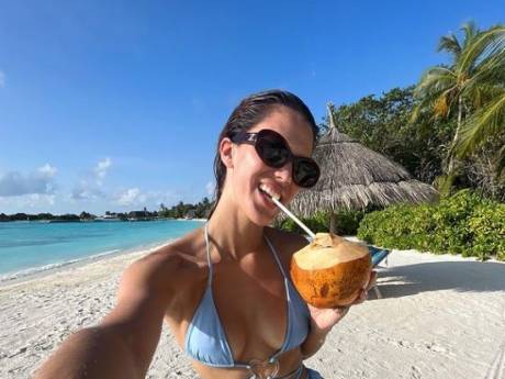 Les stars en vacances: Iris Mittenaere se relaxe sur les plages idylliques des Maldives