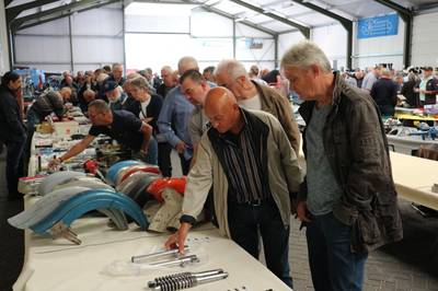 Beurs met ouderwetse bromfietsen