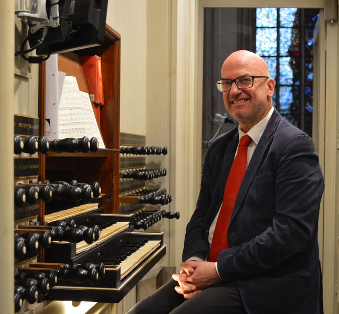 Jan Hage achter zijn Bätz-orgel: ,,Mijn moeder zei als ik in Dreischor speelde, ‘luister maar niet te veel naar wat de dominee zegt’.”