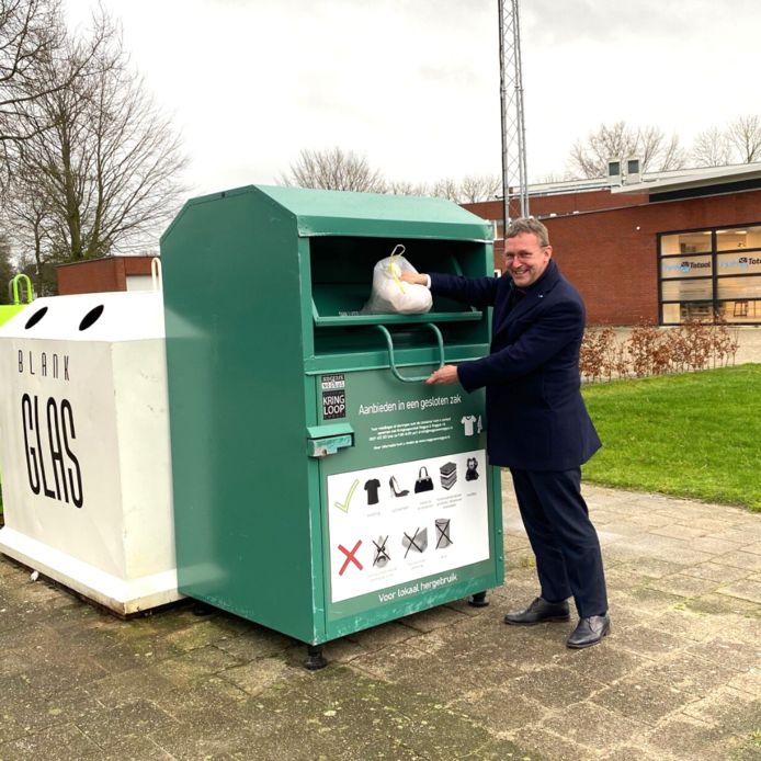 Wethouder Bart Jaspers Faijer van Ommen bij één van de nieuwe containers: 'Prachtig initiatief’