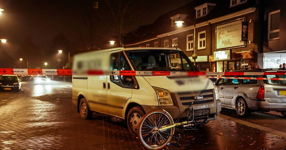 Omstanders trekken bestuurder uit de bus na heftig ongeluk in Helmond: ‘Hij leek straalbezopen’.