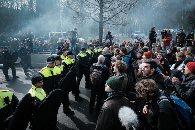 Extinction Rebellion demonstreert zaterdag in Den Haag bij de A12. Beeld Daniel Rosenthal / de Volkskrant