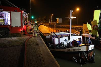 Schip na lekkage nu stabiel bij sluis Heveadorp
