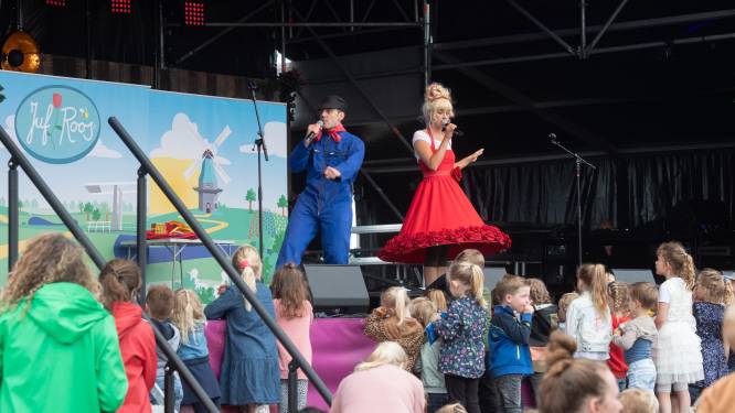 Zingende blonde Juf Roos is in Breda: geen ‘irritante gekke stemmetjes’, maar gewoon mooi gezongen