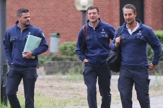 Drie politiemannen van de lokale politie Middelkerke bij hun aankomst aan het Brugse assisenhof.