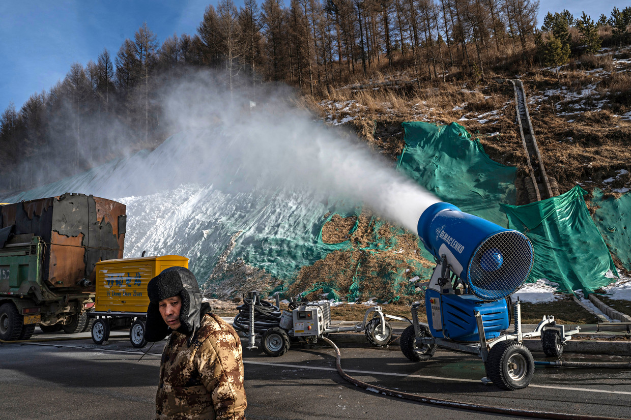 Een sneeuwkanon blaast op volle kracht in Zhangjiakou, honderd kilometer ten noordwesten van Peking. Daar vinden volgende maand de olympische ski- en snowboardwedstrijden plaats. Beeld Getty Images